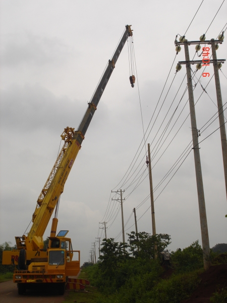 Dựng trụ điện - Điện Phương Đông - Công Ty TNHH Xây Dựng Điện Thương Mại Phương Đông